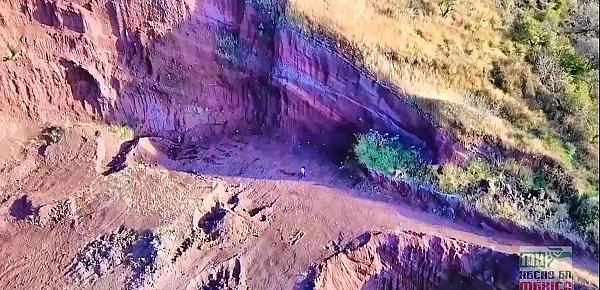  Jugando con drone y encuentro adolescentes follando en la montaña nunca imagine descubrí mi gusto voyeur